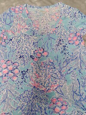 Lilly Pulitzer Women’s Small V Neck Tee Blue Pink Coral Print Short Sleeve